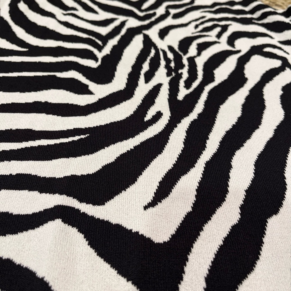 White House Black Market Fitted Black and White Halter Top Animal Print Sz Large - Picture 5 of 7
